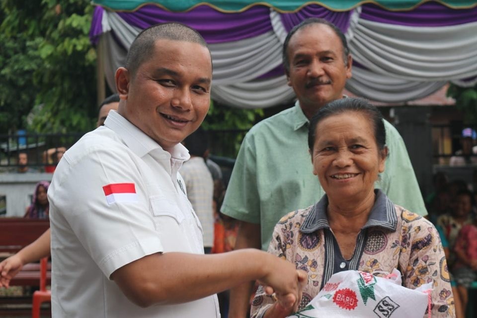 Bupati Tapanuli Tengah Berikan Bantuan Kepada Warga Kurang Mampu