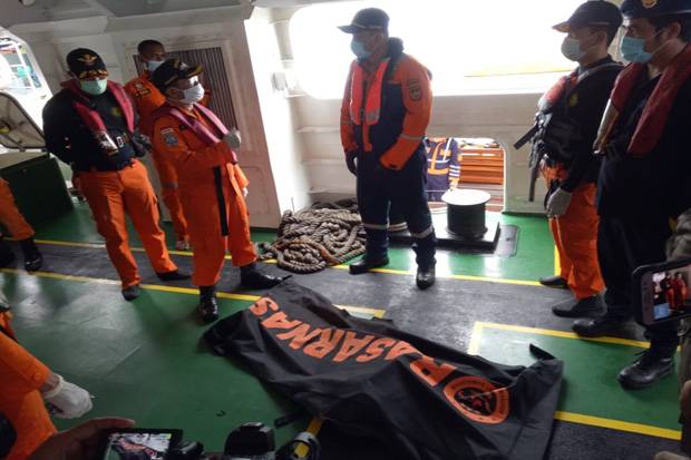 Basarnas Terima Potongan Tubuh Diduga Korban Sriwijaya Air dari Nelayan Pulau Lancang