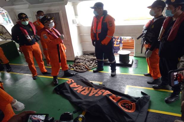 Basarnas Terima Potongan Tubuh Diduga Korban Sriwijaya Air dari Nelayan Pulau Lancang