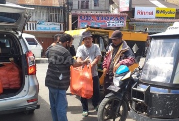 Gerakan Kemanusiaan, PT MIK Bagi Nasi Gratis di Siborong-borong