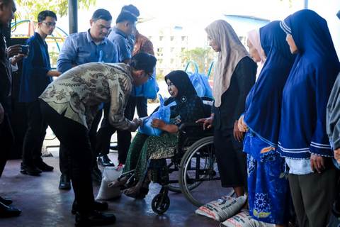 Berbagi dengan Warga Belawan, Rico Waas: Hidup Harus Saling Peduli dan Membantu