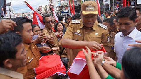 Kobarkan Semangat Kemerdekaan, Bupati Toba Serahkan Bendera Merah Putih ke Warga dan Pengendara
