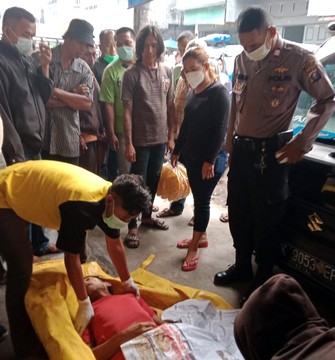 Sosok Mayat Tanpa Identitas Tergeletak di Depan Ruko di Binjai