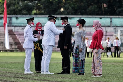 Penurunan Bendera, Wali Kota Medan Sematkan Tanda Kehormatan Satyalancana Karya Satya kepada ASN