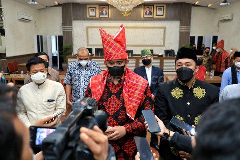 Umumkan 12 Direksi Baru, Bobby Minta Buktikan Kemampuan Majukan BUMD