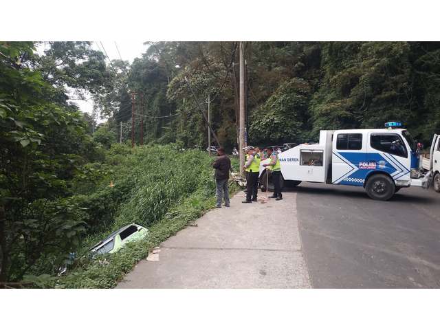 Mobil Minibus Penumpang Sampri Masuk Jurang di Dekat Tahura di Evakuasi