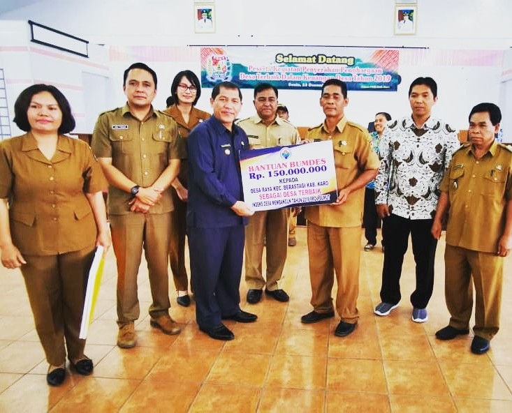 Dipenghujung Tahun 2019, Pemda Karo Salurkan Dana Bagi Desa dan BUMDES Terbaik 