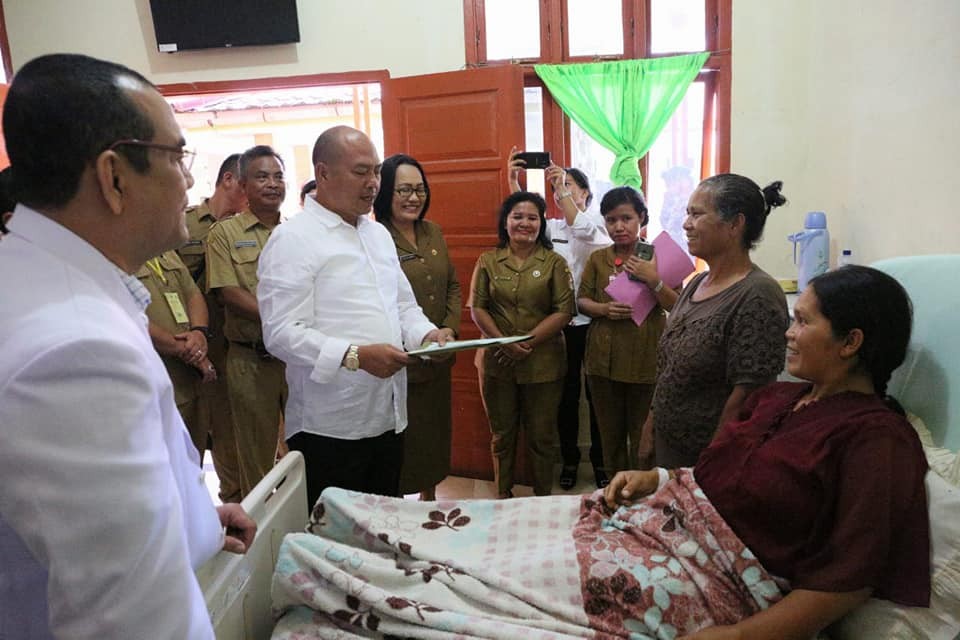 Bupati Taput Serahkan Akta Lahir Sistem Online di RSU Tarutung