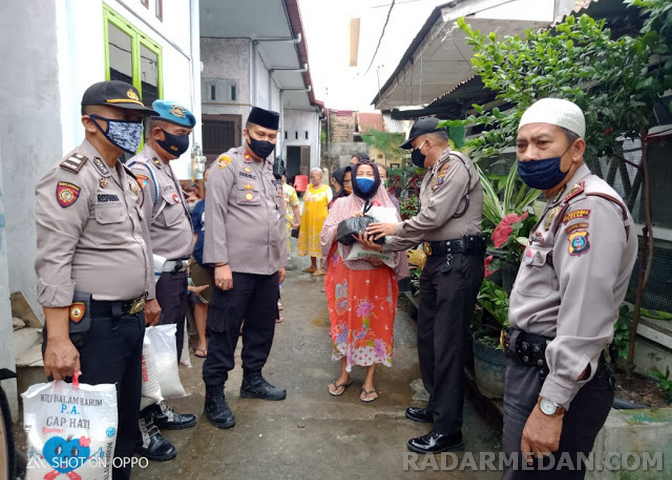 Gelar Jumat Barokah, Polsek Medan Area Bagikan Sembako Kepada Warga