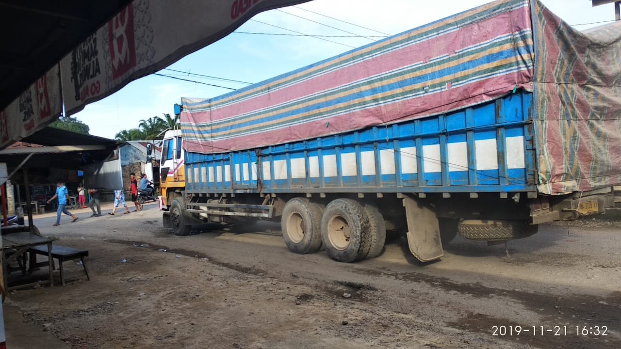 Akibat Truk Overtonase Dinding Rumah di Simpang HSJ Retak, Warga Mengeluh