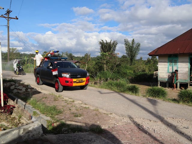 Cegah Peningkatan Covid-19 di Dairi, Polres dan Sat Brimob Poldasu Semprot Disinfektan