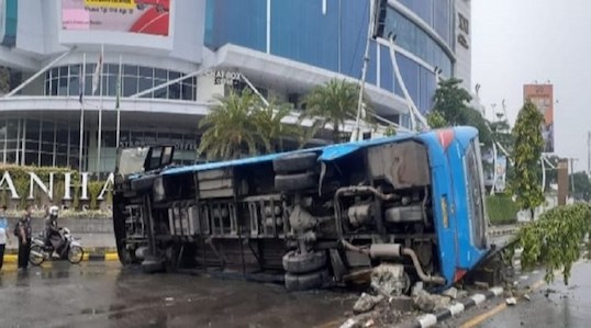 Bus DAMRI dan Truk Jagung Tabrakan di Jalan Gatot Subroto Medan Akibatkan Macet Total