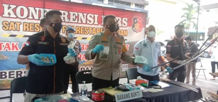 Gerebek Lokasi Judi di Dusun 7 Tanjung Pama, Polrestabes Medan Sita Narkotika dan Mesin Jackpot