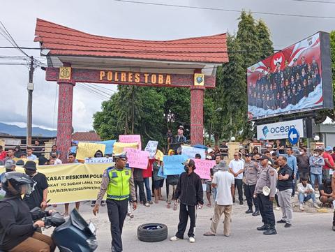 Dinilai Tidak Profesional, Massa AMPRP Demo Mapolres Toba