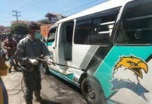DPD Golkar Sibolga Semprotkan Disinfektan ke Mobil yang Melintas