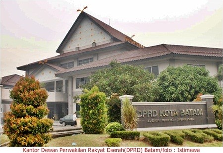 Komunitas Ojek Online Maxim Batam Menyerahkan Surat Petisi kepada Komisi III DPRD Batam