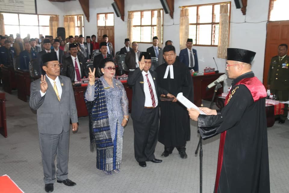 Bupati Taput Hadiri Pengambilan Sumpah dan Janji Pimpinan DPRD