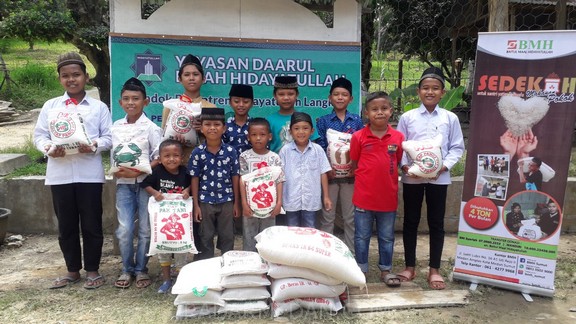 Program Sedekah Makanan Pokok, BMH Salurkan Beras Untuk Santri Quran di Langkat