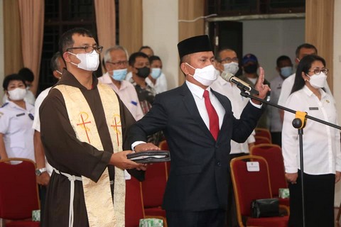 Bupati Simalungun Lantik Drs. Esron Sinaga, MSi Sebagai Sekda Kabupaten Simalungun