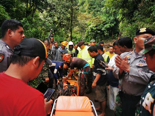Tim Gabungan TNI Polri, BNPB Akhirnya Berhasil Evakuasi Korban Truk CPO di Lae Pondom
