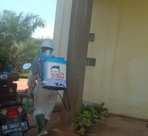Sihar Sitorus Center (SSC) Semprot Disinfektan Beberapa Rumah Ibadah dan Rumah Penduduk di Tapteng