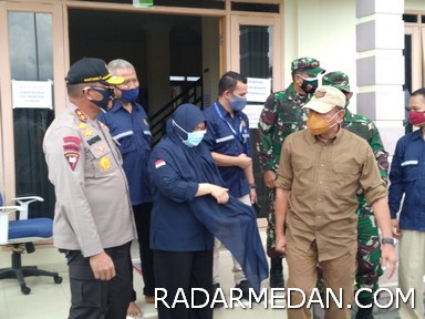 Gubsu Dan Rombongan Bagikan 3 Ribu Paket Sembako Kepada Warga Terdampak Erupsi 