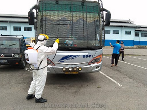 Brimob Polda Sumut Laksanakan Penyemprotan Terminal Amplas Minimalisir Penyebaran Covid-19