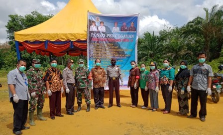 Forkopmimka Sirandorung Semprotkan Disinfektan di Beberapa Desa