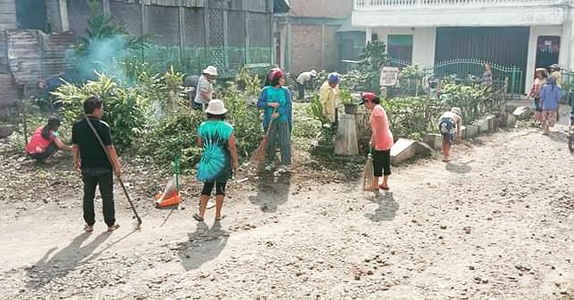 Sambut Pesta Tahunan Masyarakat Batukarang Adakan Gotong Royong