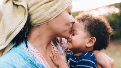 Sering Dipeluk Bikin Anak Lebih Tangguh Terhadap Perundungan