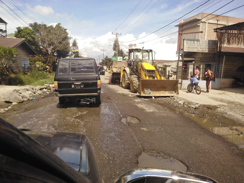 Jalan Rusak Tigapanah Mulai Diperbaiki, Namun Masih Terjadi Macet
