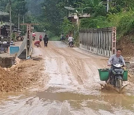Bupati Pakpak Bharat Pastikan Jalan Penghubung Sumut-Aceh Dibangun Kembali