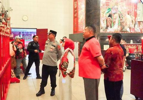 Malam Imlek, Bupati Maya Bersama Jamri Cek Sejumlah Vihara dan Klenteng di Labuhanbatu