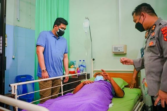 Bobby Nasution Jenguk Juru Parkir yang Ditembak Perampok di Simpang Limun