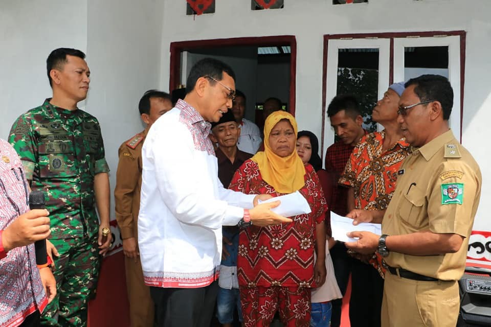 Bantu Penderita Stunting, Bupati Berikan Bantuan Rumah Layak Huni di Nagori Sahkuda Bayu
