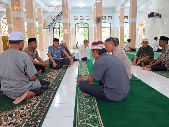 Jumat Keliling, Kapolsek Medan Tuntungan Sampaikan Pesan Penting kepada Jemaah