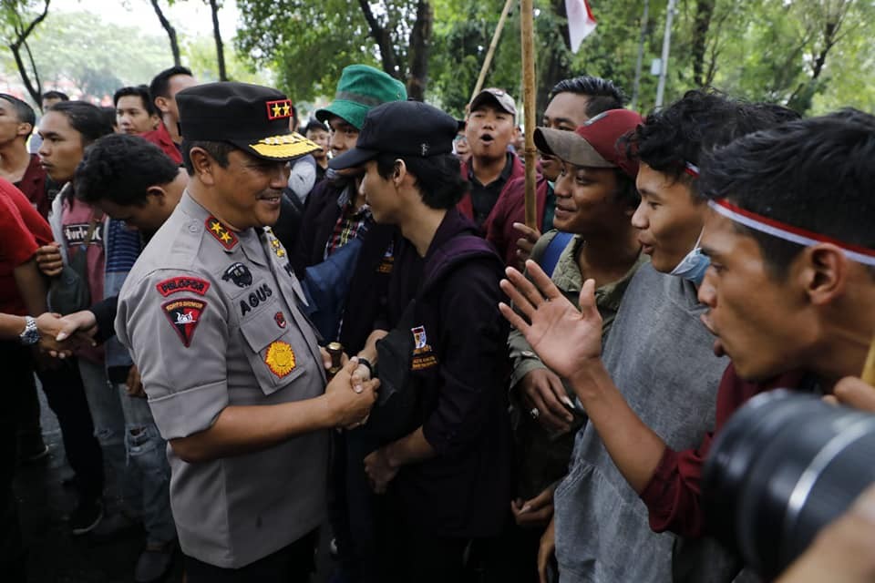 Demo Buruh Yang Berujung Damai, Kapolda Sumut Sambangi Buruh Saat Demo