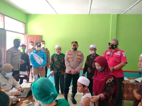 Kapolres Dairi Tinjau Vaksinasi 31 Tahun AKABRI 90 di Pesantren Sidiangkat