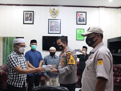 Kapolres Bantu Buku Perpustakaan PD Muhammadiyah Kabupaten Dairi