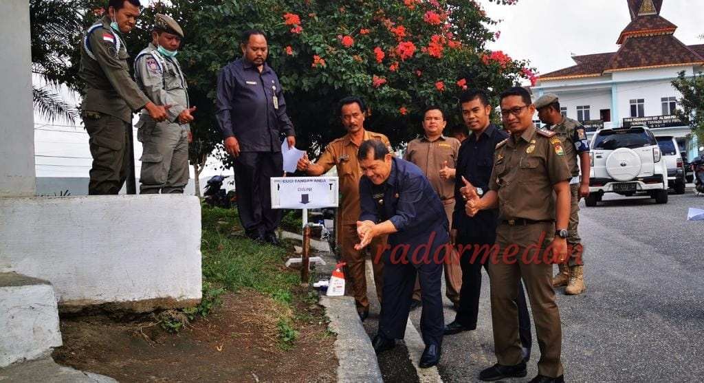 Pintu Masuk Kantor Bupati Karo Disediakan Tempat Cuci Tangan