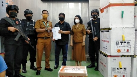 Sat Brimob Sumut Jemput Dan Kawal 500 Vial Vaksin Sinovac Dari Bandara KNIA