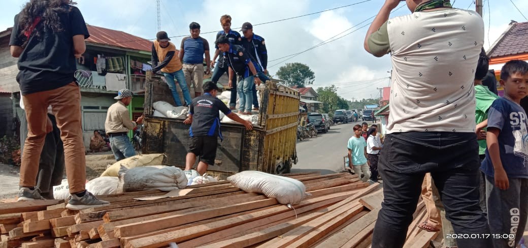 Kayu Olahan Diduga Hasil Illegal Loging Diamankan Warga Desa Kuta Rayat