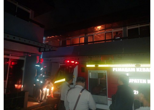 Polres Tanah Karo Bantu Pemadaman Kebakaran di Hotel Rudang Berastagi