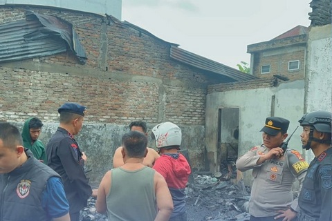 Brimob Polda Sumut Bantu Padamkan Kebakaran di Pematangsiantar