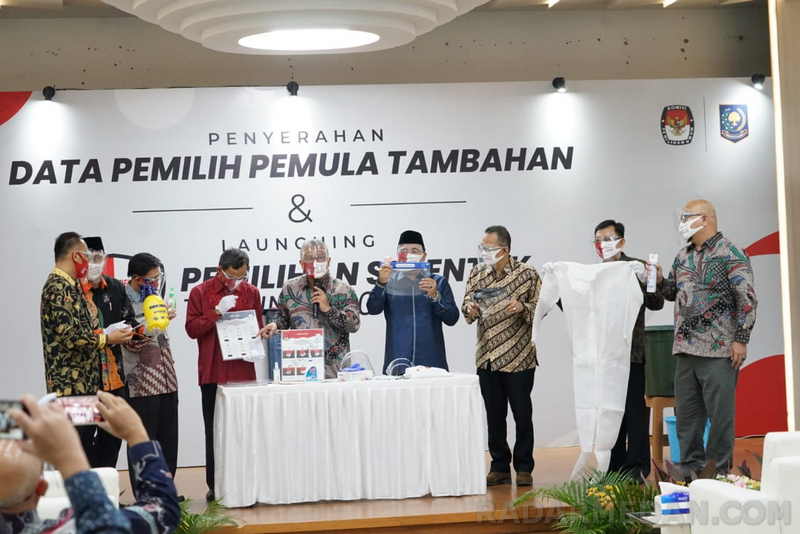 Kemendagri Serahkan DP4 Pemilih Pemula ke KPU