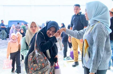 Bupati Labuhanbatu Sambut Kepulangan Mahasiswa Terdampak Banjir di Aceh