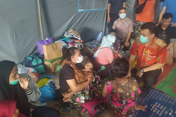 ketua_dprd_kota_medan_hasyim_ketika_meninjau_korban_kebakaran_di_tenda_pengungsian_medan_minggu.jpg