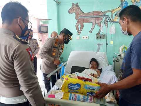 Kapolres Nias Besuk Agnes Mendrofa Korban Kebakaran di Gunungsitoli Utara