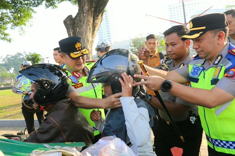 Kapolda Sumut Turun ke Jalan, Bagi Helm di Lapangan Merdeka Medan