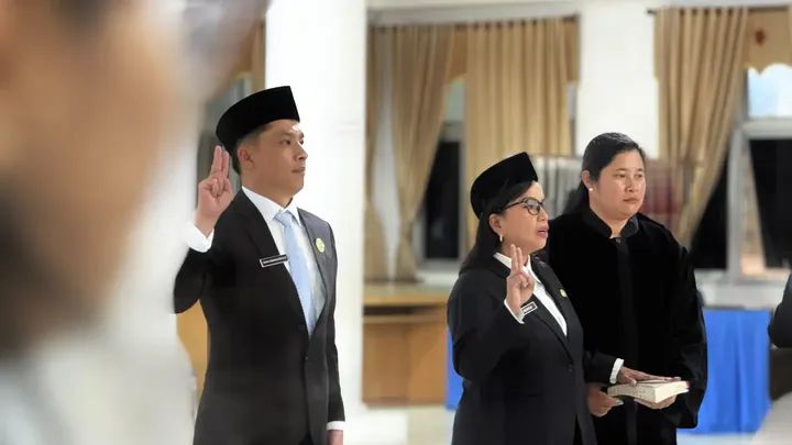 Lantik 12 Pejabat, Wabup Taput Tekankan Pelayanan Publik Responsif